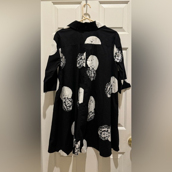 Truth + Style Printed Stretch Poplin Hi-Low Button Front Shirt Women's Black - Picture 2 of 3